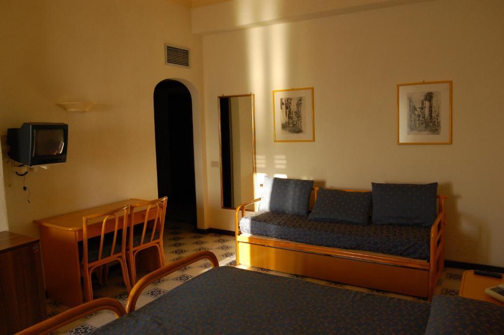 ליפארי Hotel Giardino Sul Mare חדר תמונה
